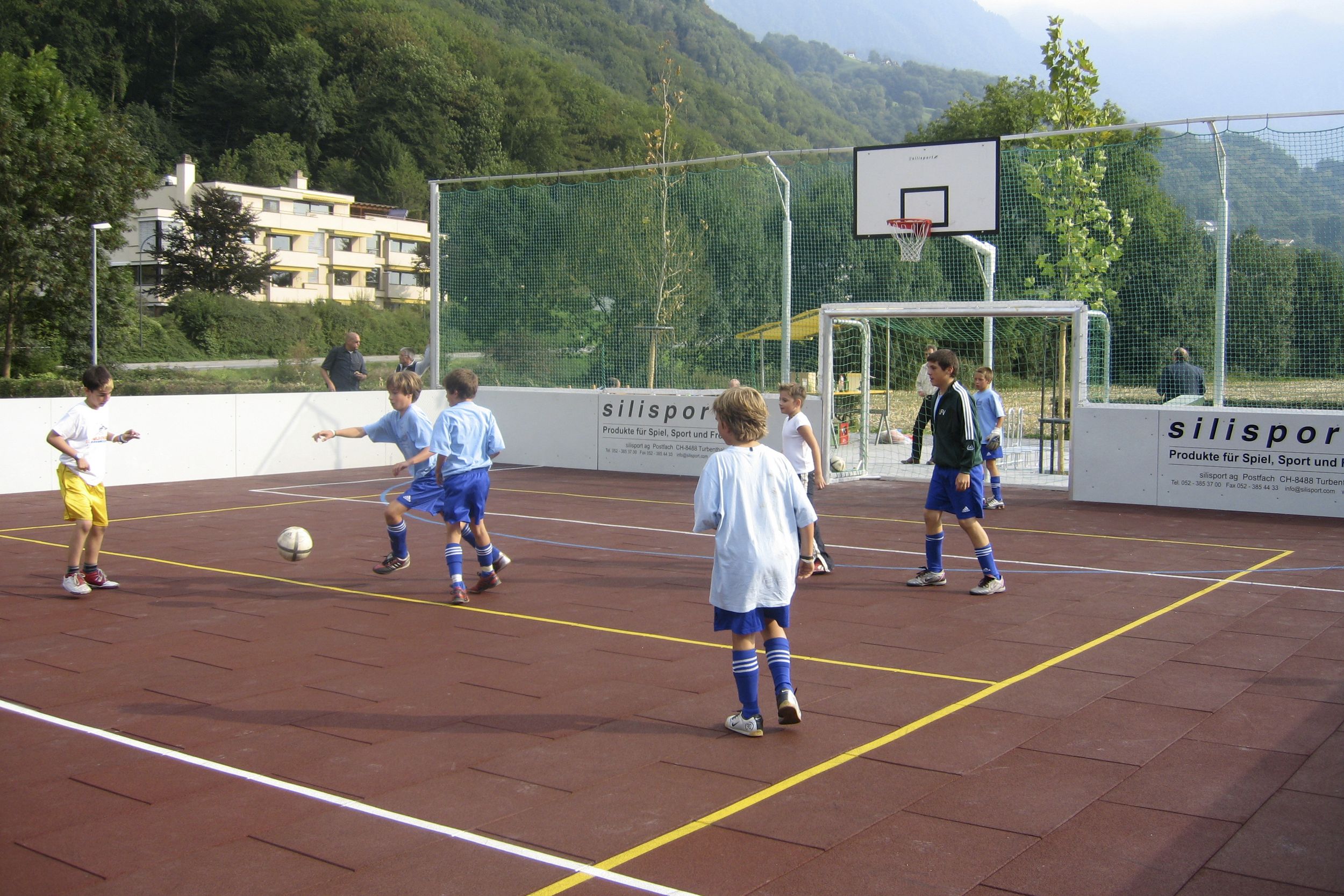 Mehrzwecksielanlage für Minifussball Gerne werden Mehrzweckspielanlagen zum Minifussball spielen genutze und sind ein beliebter Treffpunkt für Jung und Alt.