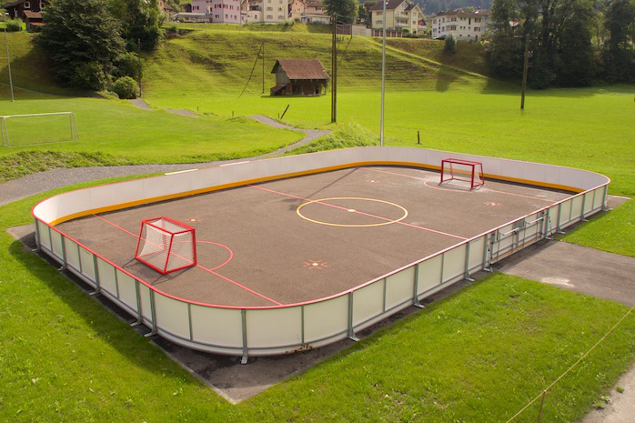 Mehrzweckspielanlage auch mit Eishockeyfunktion im Winter möglich Mit einem speziellen Banden-System ist es möglich, die Spielanlage im Winter als Eisfeld zum Eishockey spielen zu nutzen. Ein Streifenfundament macht dies möglich.