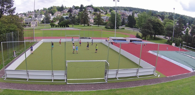 Einige kinder spielen fusball
