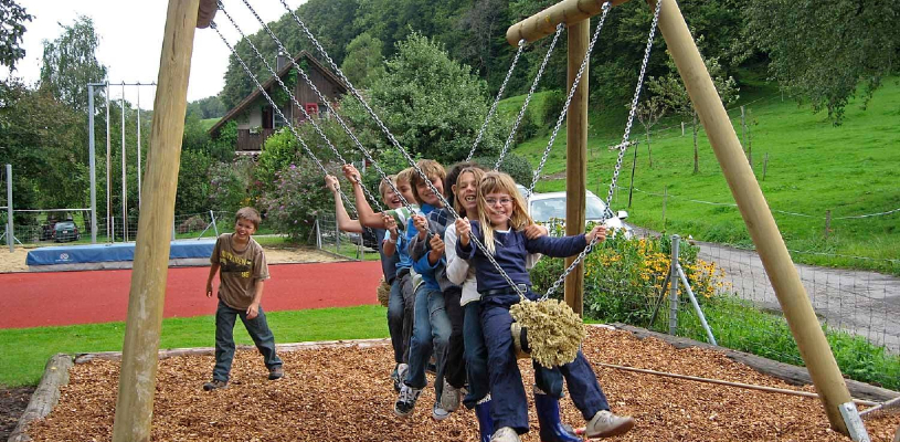 So können die Eltern während der Spielzeit ihrer Kinder ein Picknick veranstalten oder sich mit einem Brettspiel die Zeit vertreiben. Ausserdem gibt ihnen der Tisch die Möglichkeit, für ihre Kinder kleinere Speisen vorzubereiten. In der Planung des Spielplatzes sollten auch Abfallbehälter vorgesehen sein. Einen optischen Gewinn stellen hingegen Pflanzentröge dar. Da Kinder beim Spielen oftmals das Trinken vergessen, sind Brunnen und Wasserzapfstellen eine gute Ergänzung für den Spielplatz. Um vor allem kleinere Kinder vor allzu starker Sonneneinstrahlung zu schützen, empfehlen sich auch Sonnensegel, etwa über dem Sandkasten oder den Sitzgelegenheiten.Des Weiteren liefern wir auch Sandabdeckungen, damit bei Nichtgebrauch der Sand nicht verunreinigt wird. silisport: Ihr erfahrener Experte für Spiel, Sport und Freizeit
